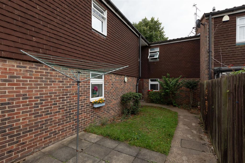 Property photo 3 of 17 Mulberry Way, Ig6