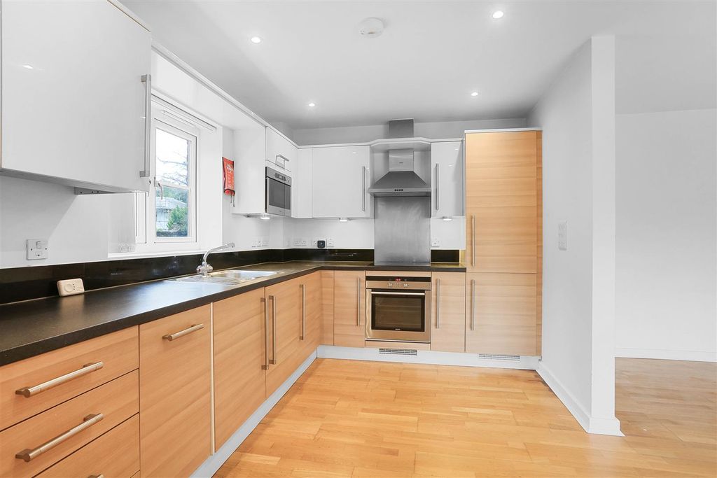 Property photo 2 of 16 1551556522 - 3 Victoria Court, Sm3 - 7.Jpg