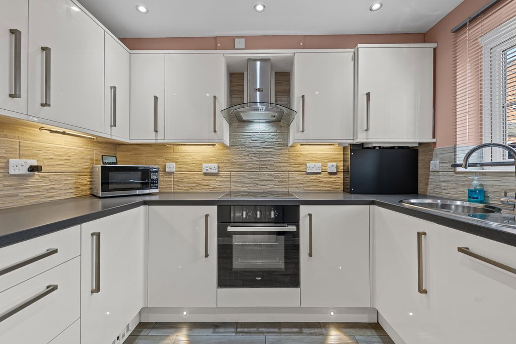 Property photo 2 of 33