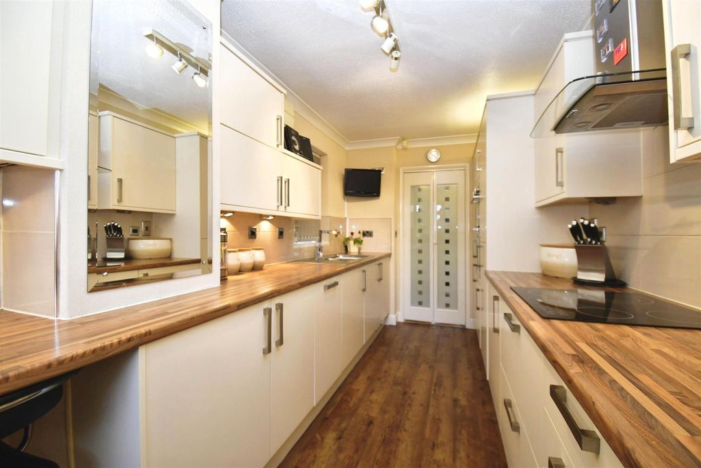 Property photo 3 of 24 Fitted Kitchen
