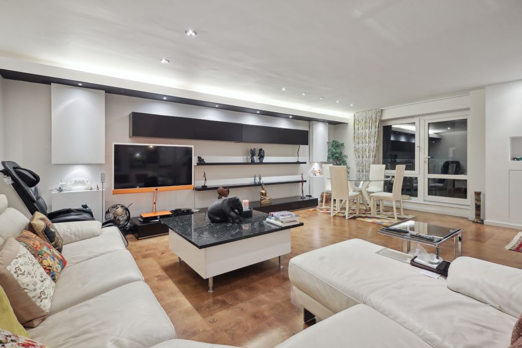 Property photo 1 of 11 Livingroom