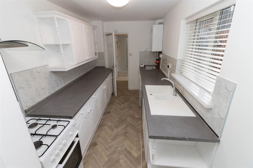 Property photo 3 of 7 Kitchen
