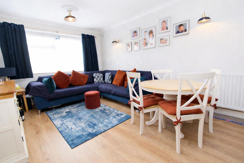 Property photo 2 of 21 Lounge1