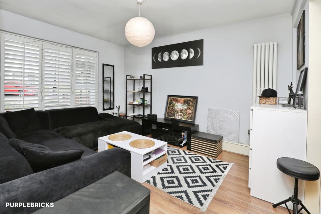 Property photo 3 of 19 Lounge