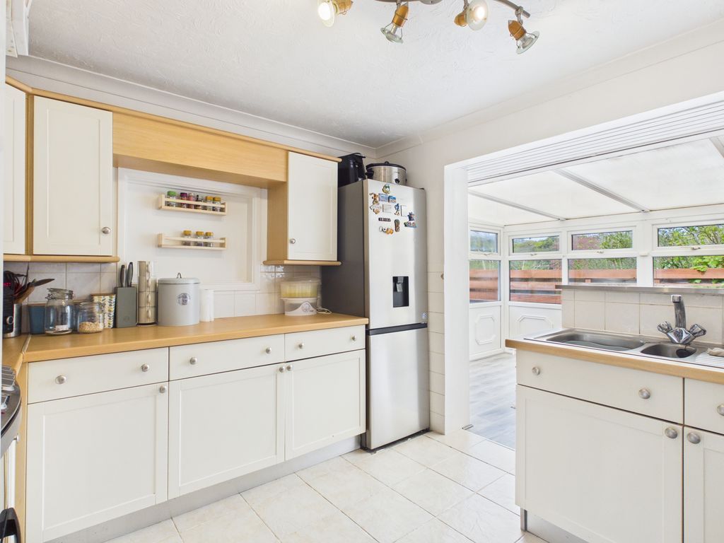 Property photo 3 of 12 Kitchen