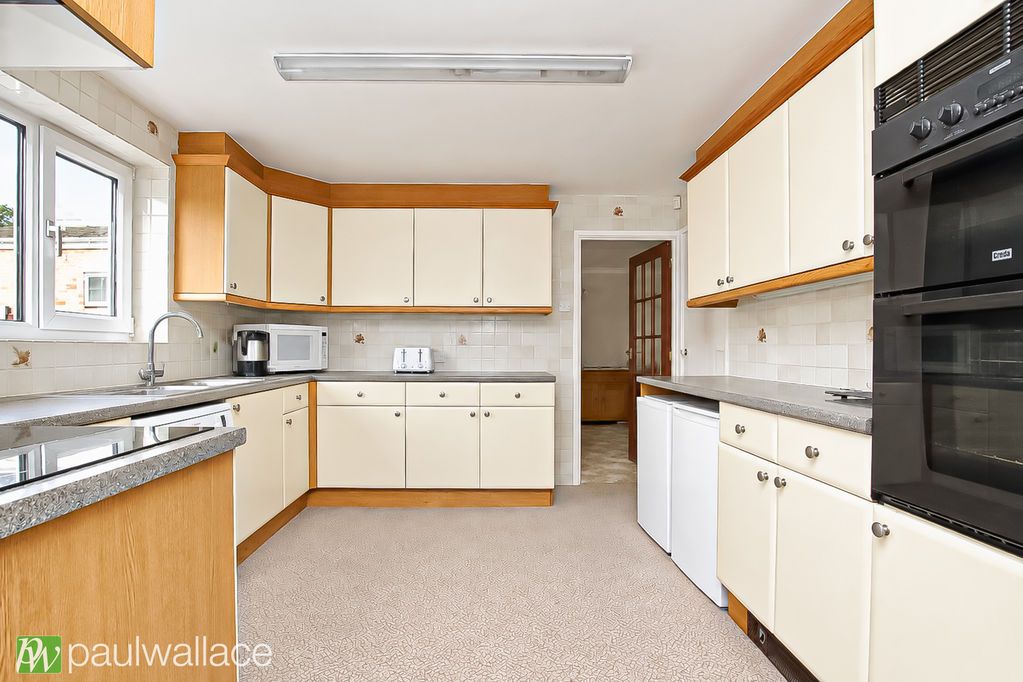 Property photo 3 of 19 Kitchen