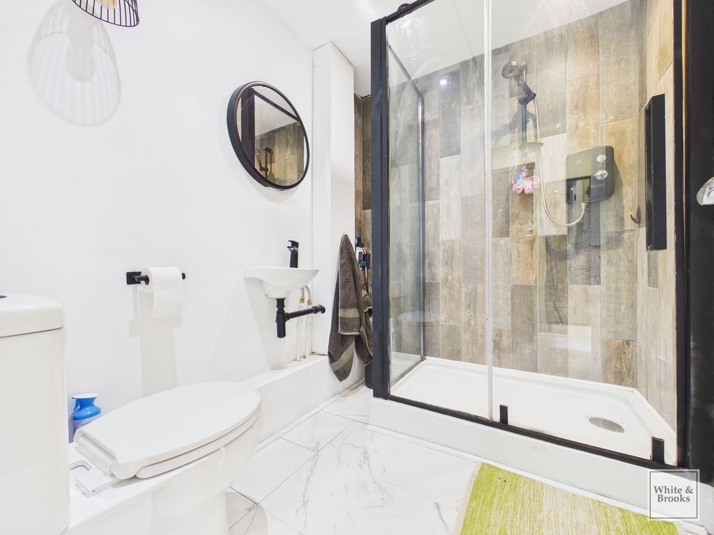 Property photo 2 of 10 Bathroom