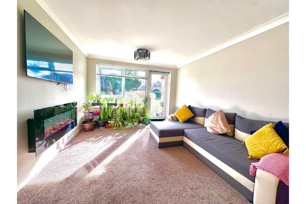 Property photo 3 of 14 Lounge