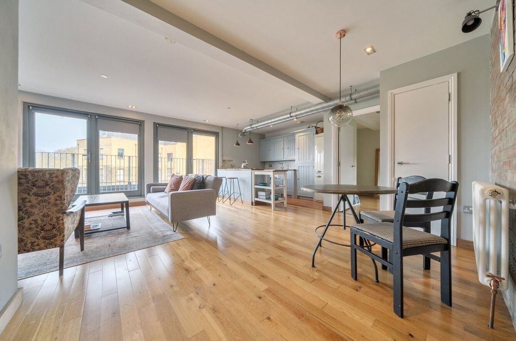 Property photo 3 of 16 Kitchen/Reception