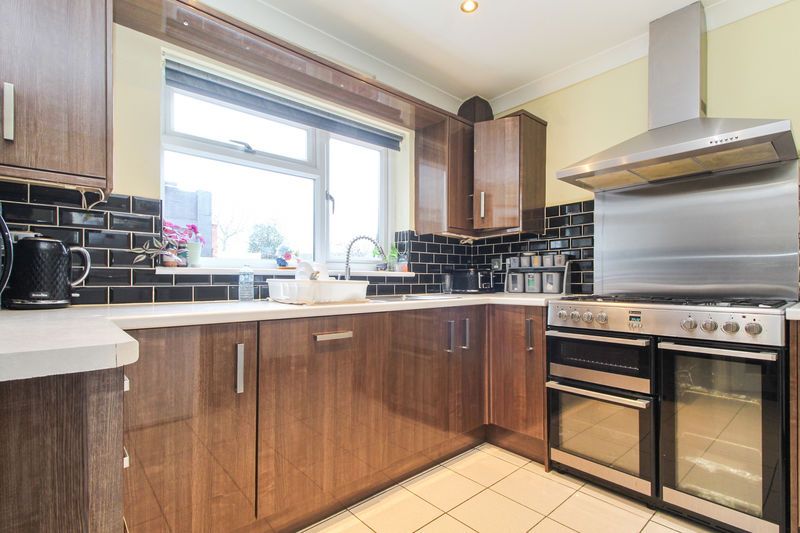 Property photo 3 of 18 Kitchen