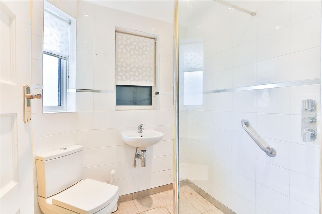 Property photo 3 of 17 1577564797 - 3 The Holt Sm6 - 1.Jpg