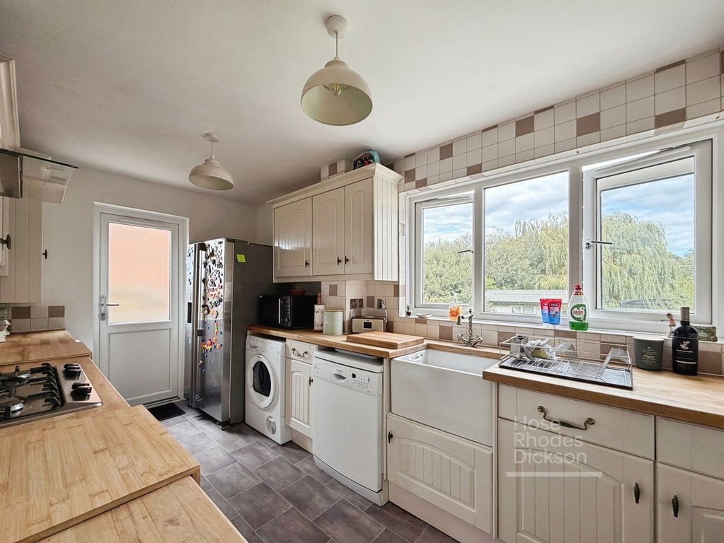 Property photo 3 of 18 Kitchen