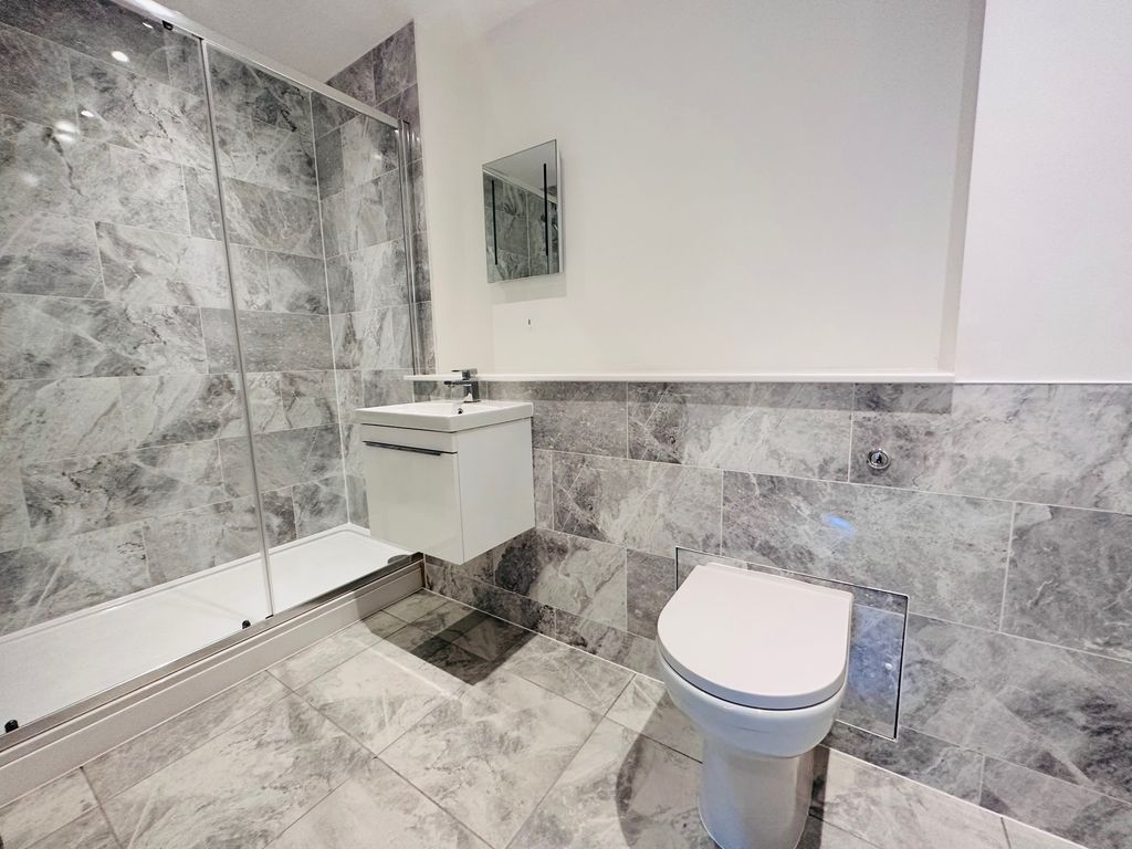 Property photo 2 of 9 En-Suite Bathroom