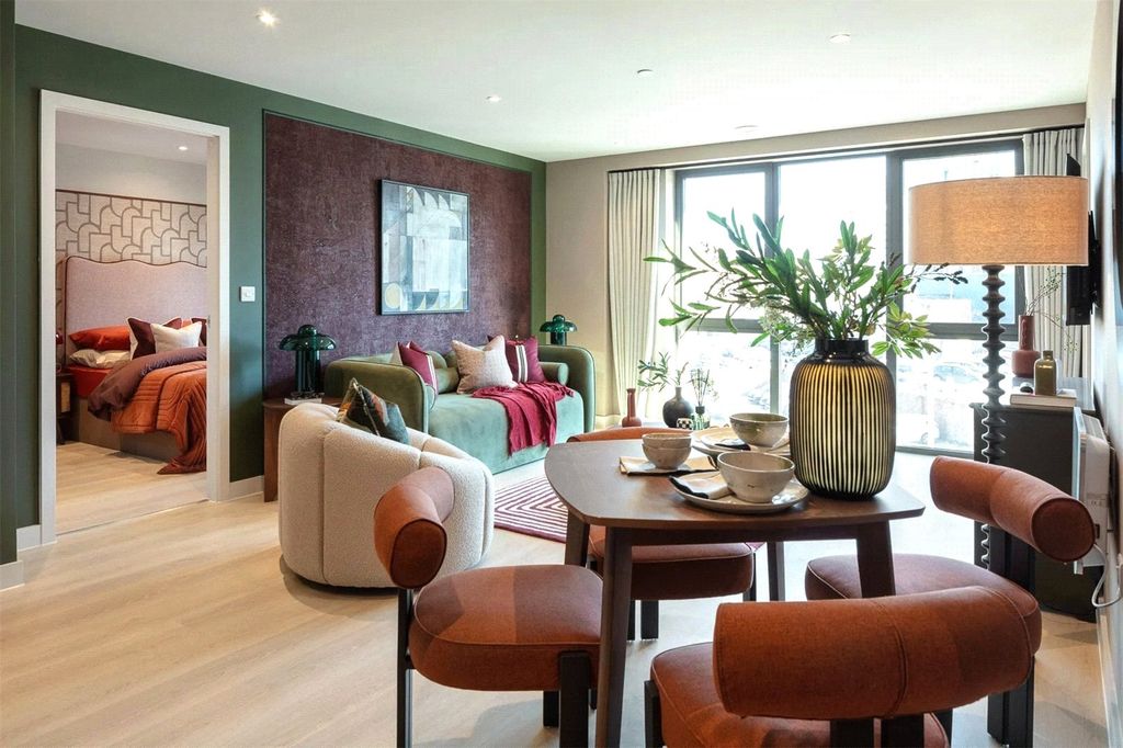 Property photo 2 of 16 Waterhouse Gardens