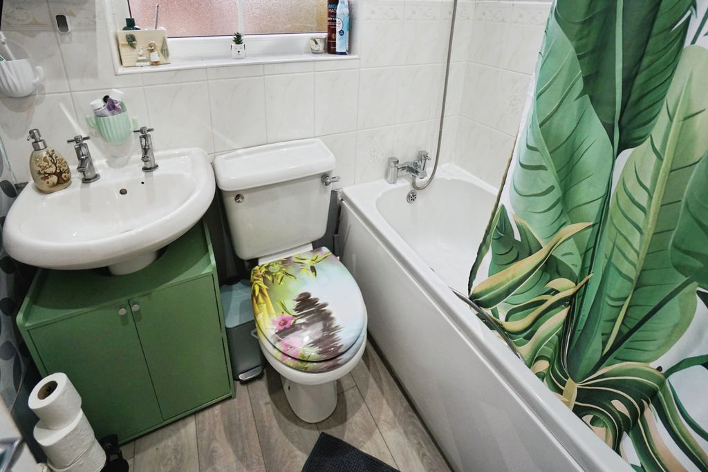 Property photo 3 of 16 Bathroom