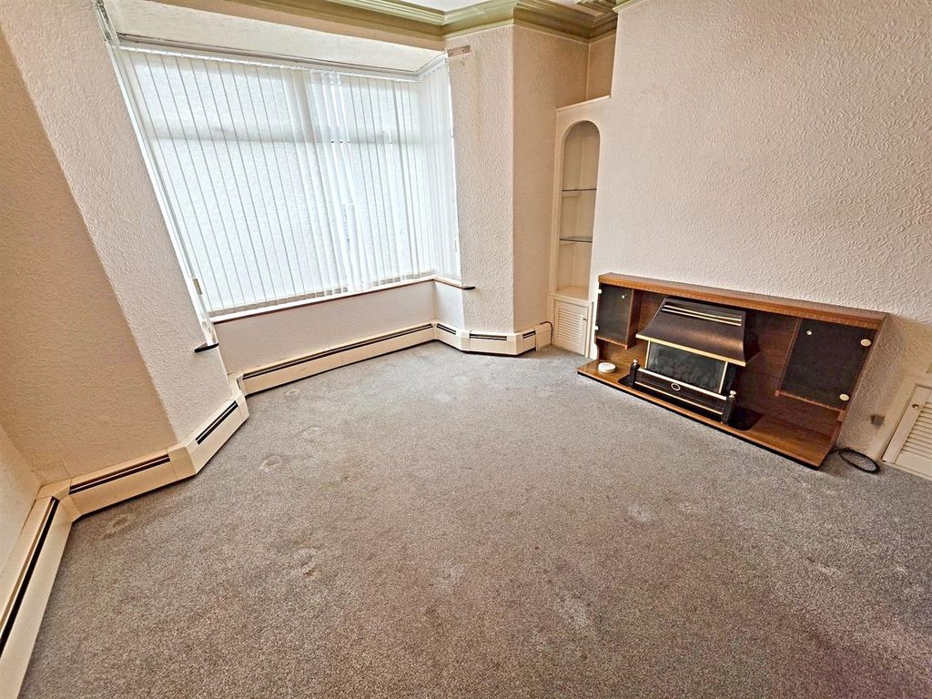 Property photo 2 of 19 Lounge