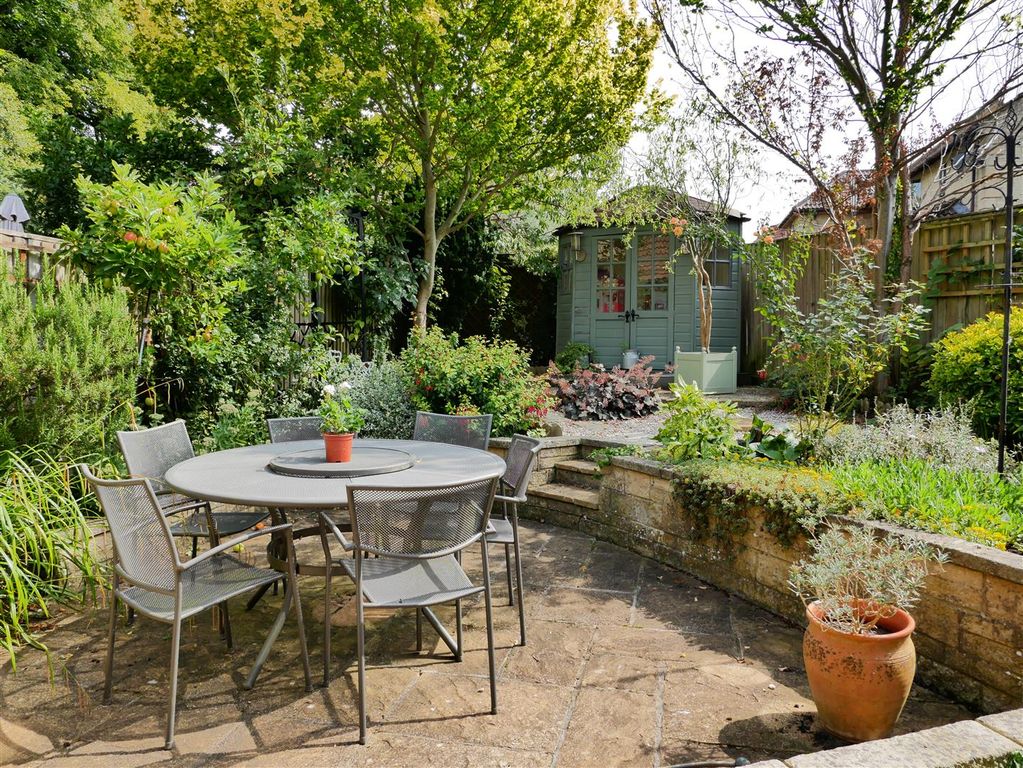 Property photo 2 of 25 Gardens