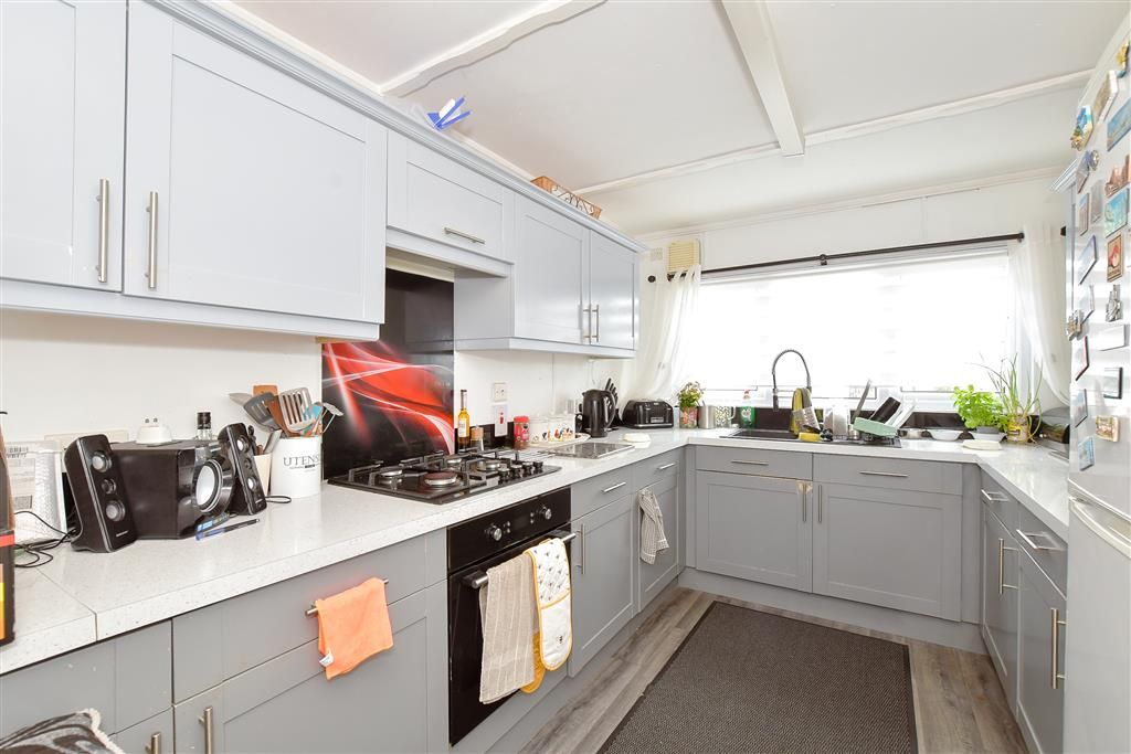 Property photo 3 of 10 Kitchen