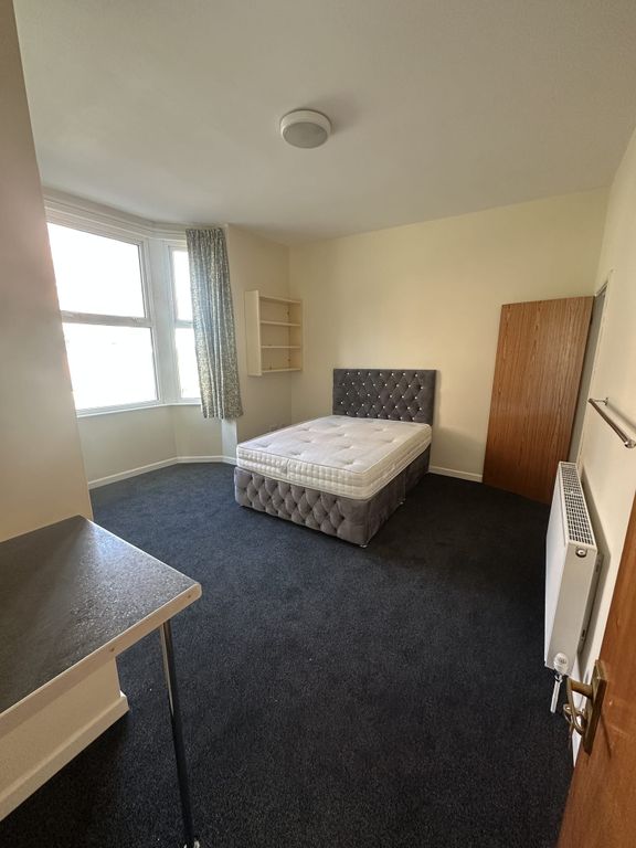 Property photo 1 of 5 A Bright And Inviting Double Bedroom With A Large ...