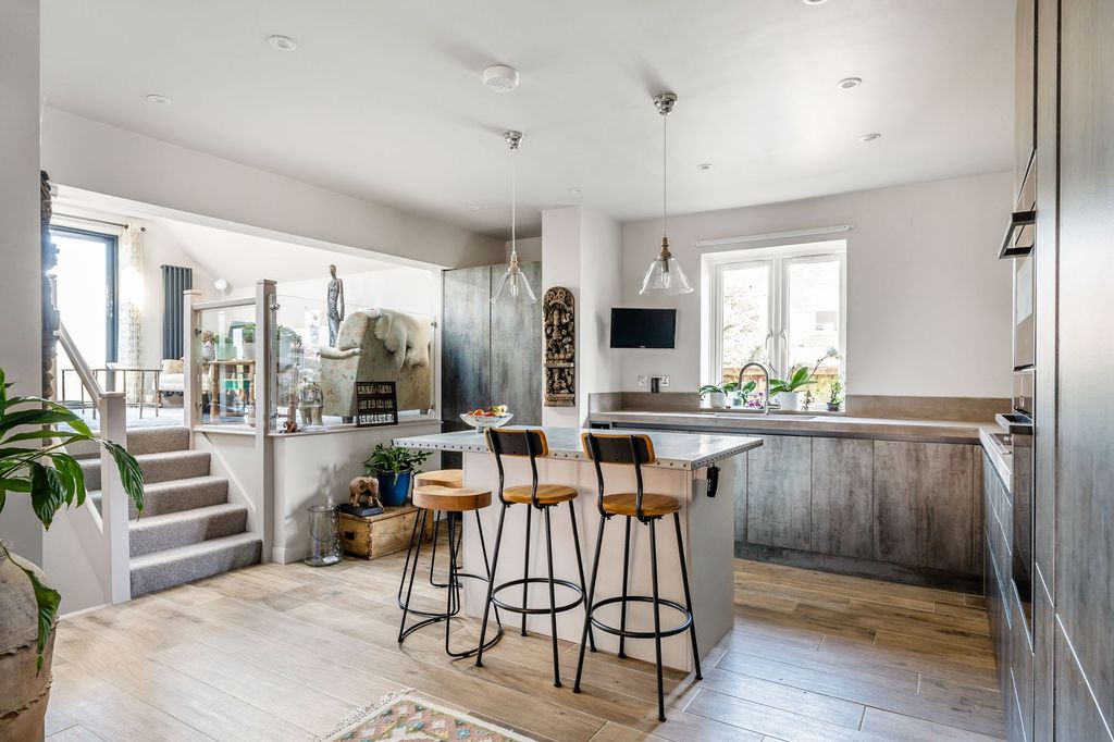 Property photo 2 of 47