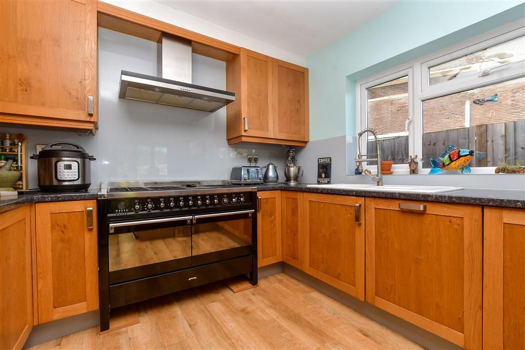 Property photo 2 of 18 Kitchen/Breakfast Area