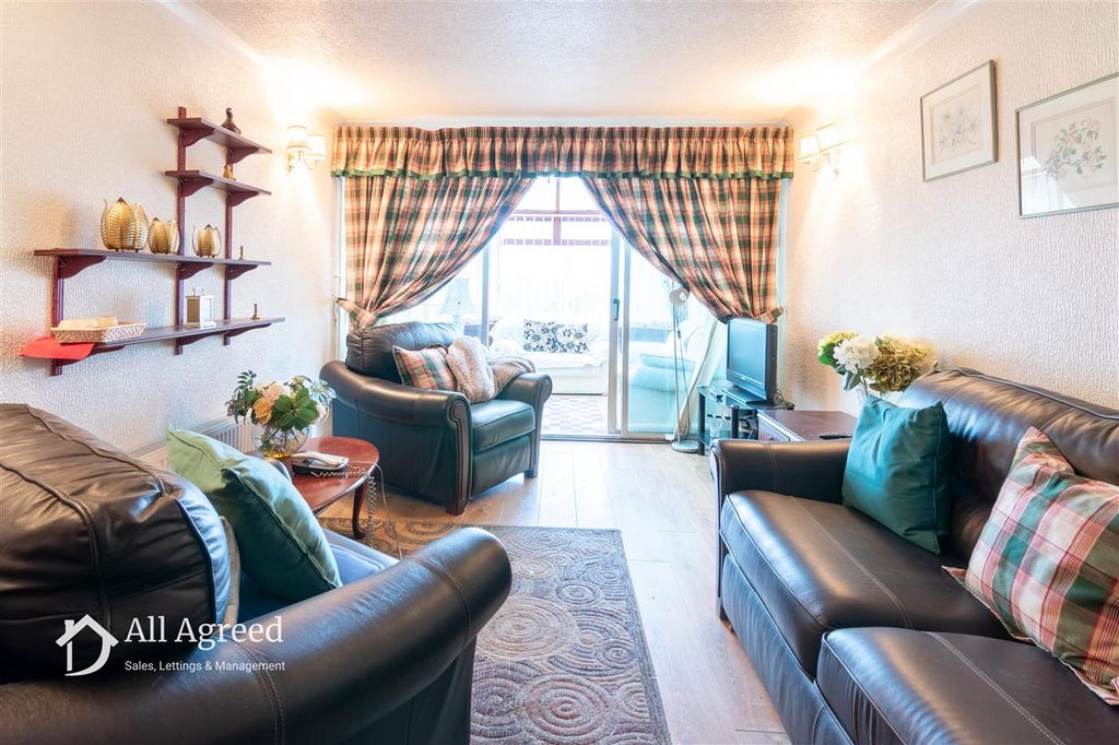 Property photo 2 of 11 Lounge