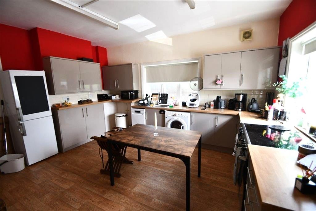 Property photo 2 of 8 Kitchen