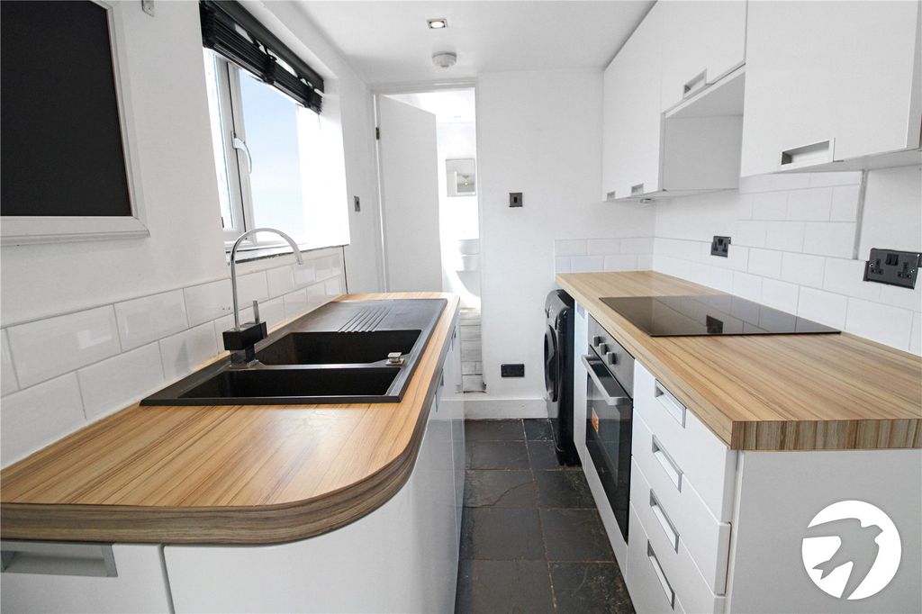 Property photo 3 of 7 Kitchen