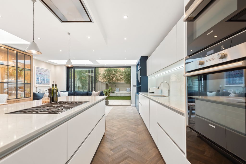 Property photo 2 of 18 Picture No. 12