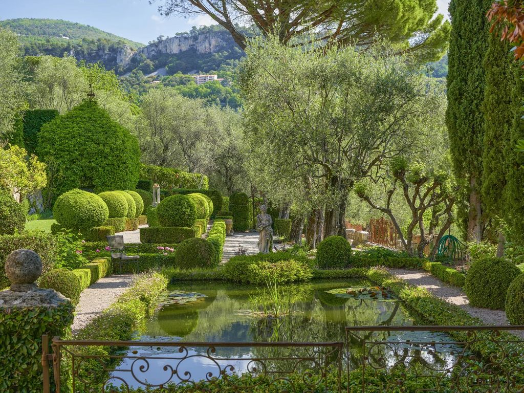 Property photo 2 of 39