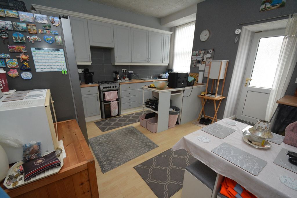 Property photo 3 of 9 Kitchen Diner