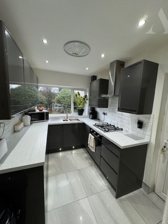 Property photo 2 of 10 73 Twycross Grove Kitchen