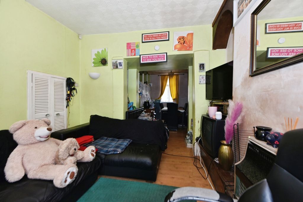 Property photo 3 of 14 Lounge