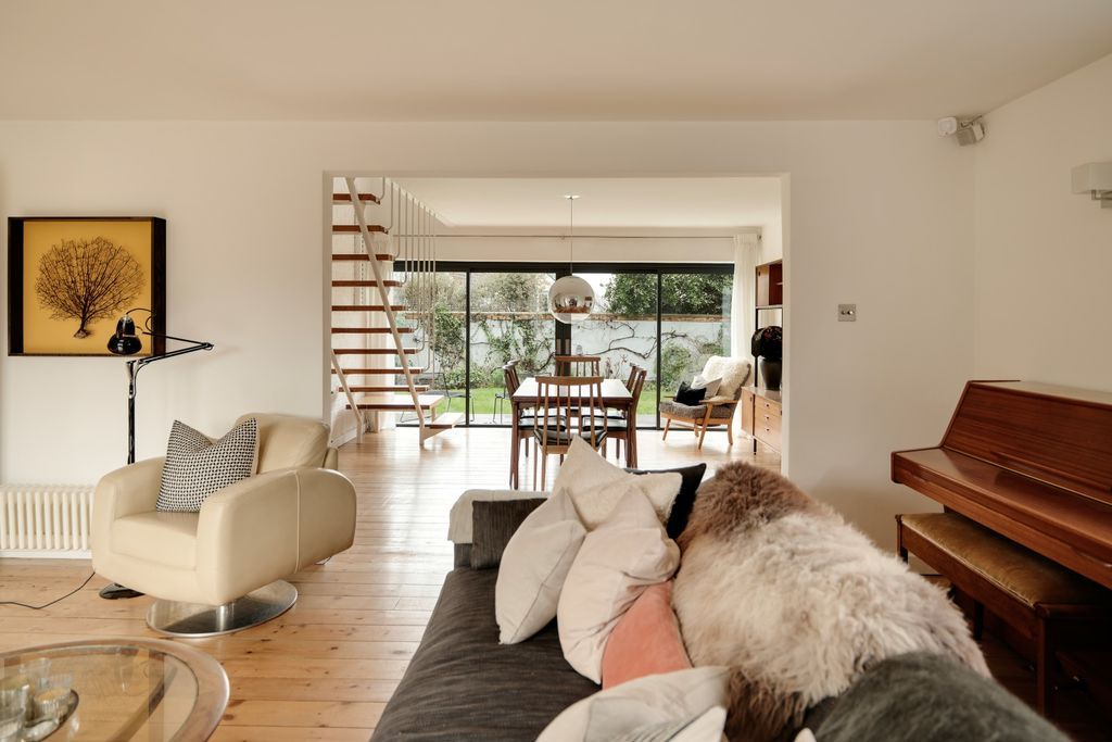 Property photo 1 of 25 Sitting Room