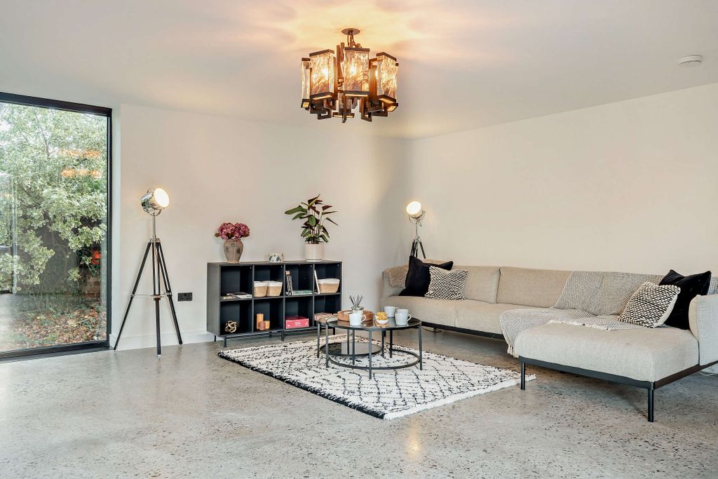 Property photo 3 of 46 8672880-Interior03-800