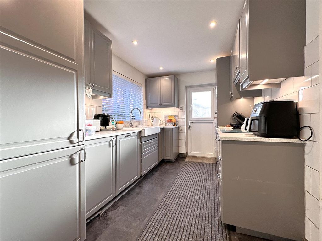 Property photo 2 of 17 Modern Fitted Kitchen 865