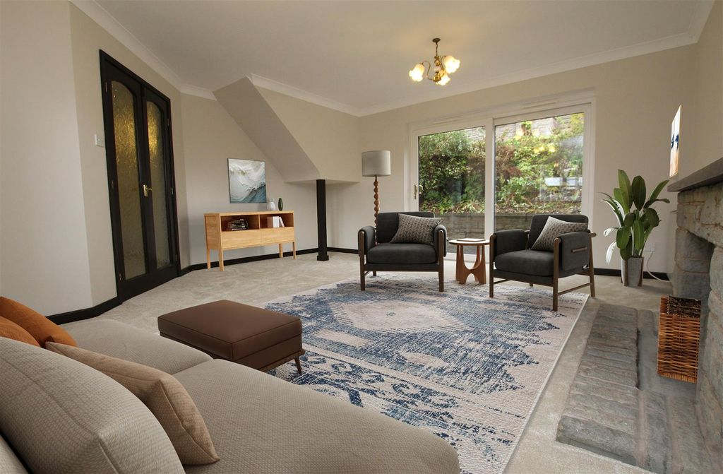 Property photo 3 of 27 Lounge