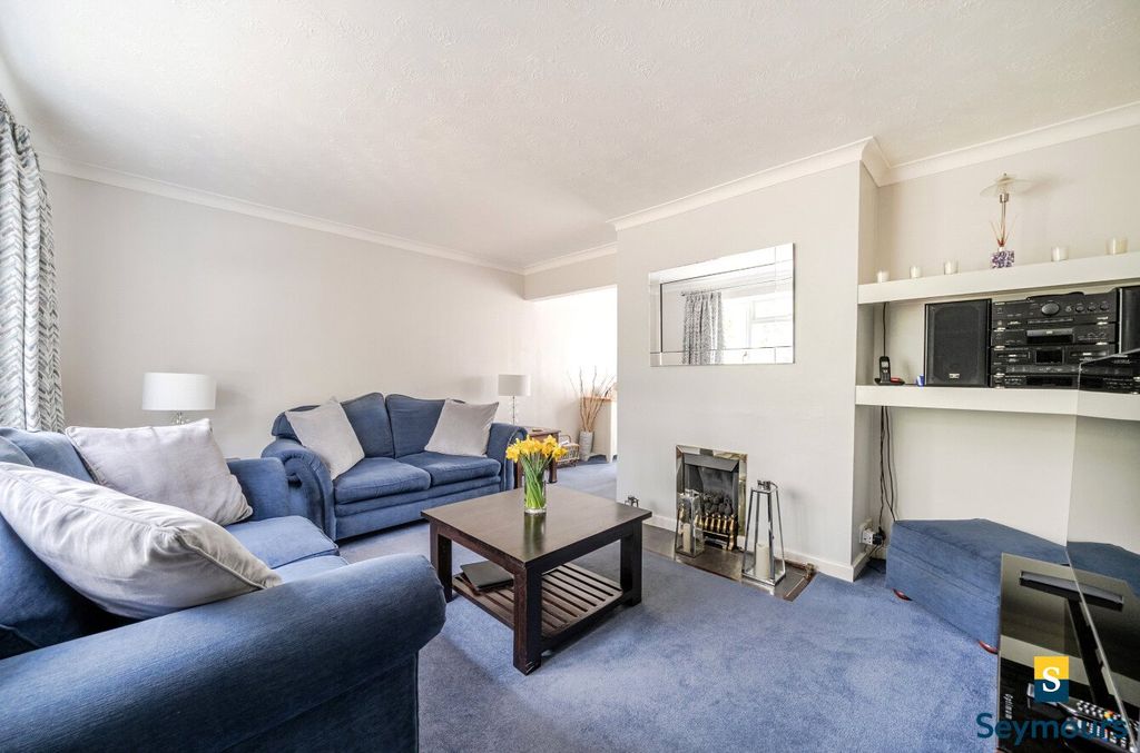 Property photo 2 of 22 Living Room