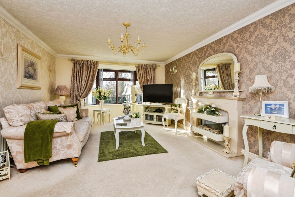 Property photo 2 of 21 Lounge