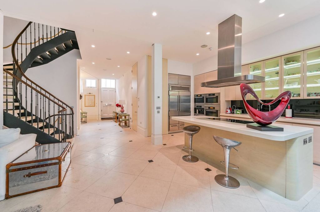 Property photo 2 of 27