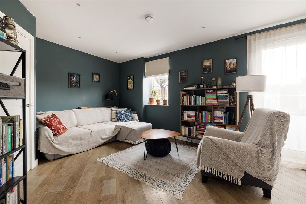 Property photo 2 of 19 Hainult Road, E11