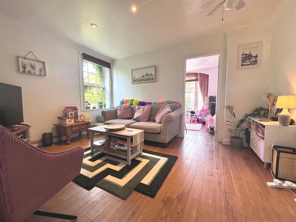 Property photo 1 of 12 Lounge.Jpg