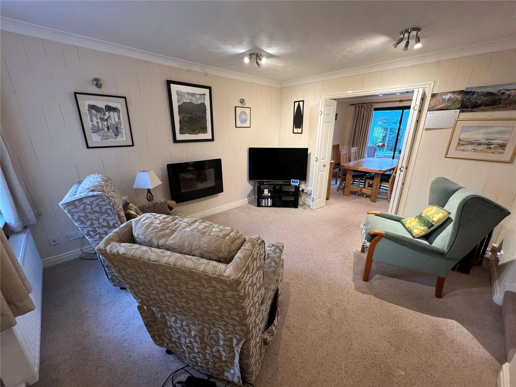 Property photo 3 of 11 Lounge