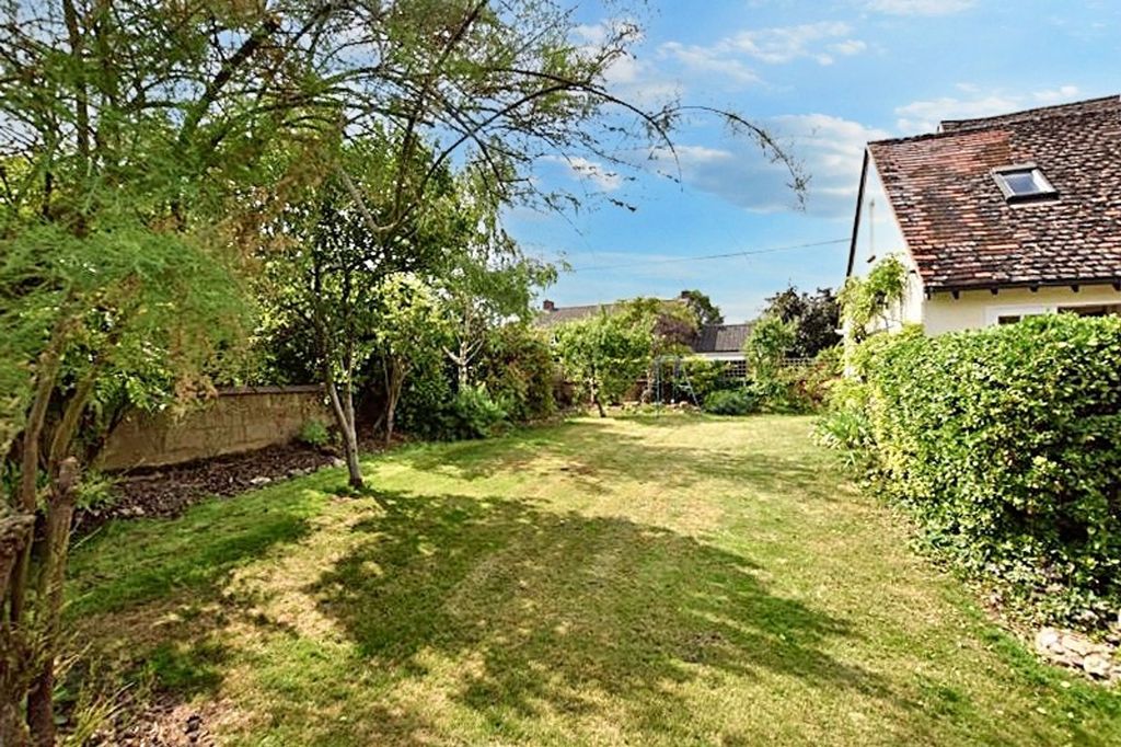 Property photo 3 of 11 Side Garden