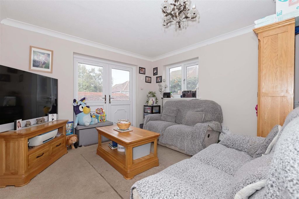 Property photo 2 of 11 Magnolia Close_1.Jpg