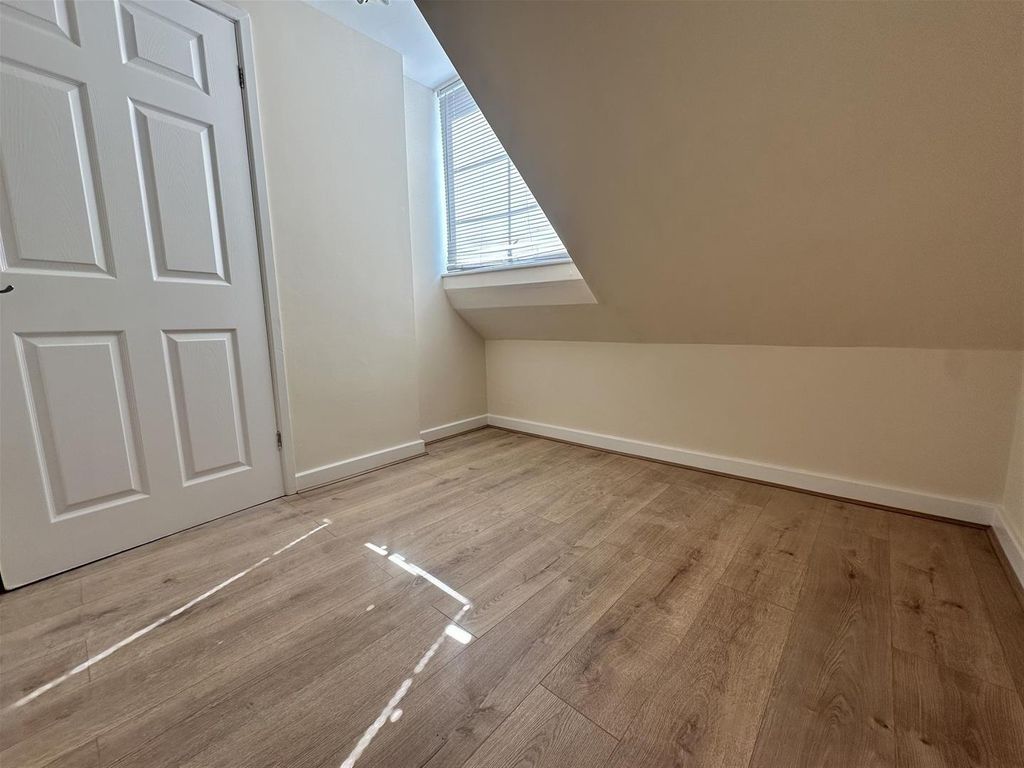 Property photo 3 of 5 Bright Attic Room With Modern Wood Floors...