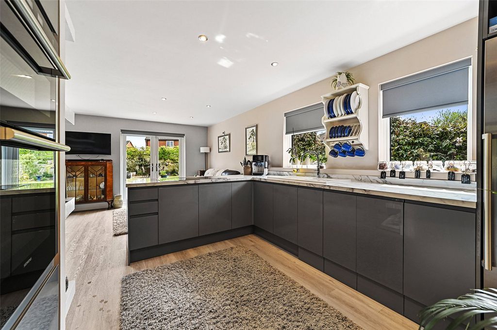 Property photo 3 of 19 Kitchen
