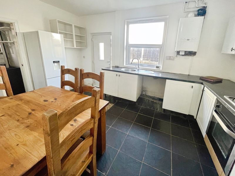 Property photo 3 of 10 Kitchen