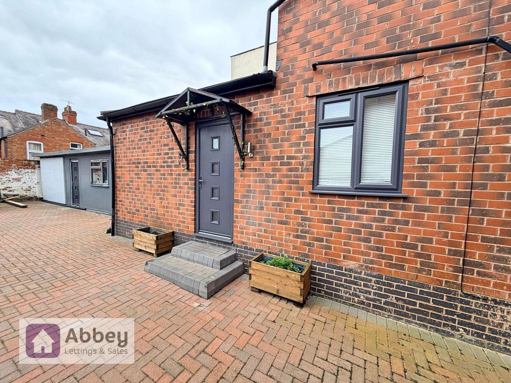 Property photo 3 of 10 Apartment Entrance