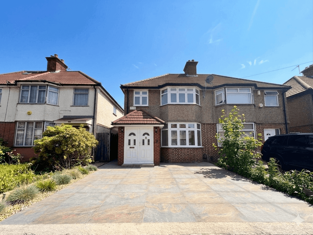 Property photo 1 of 16 4 Bed Semi-Detached House For Sale Berkeley Waye, Hounslow Tw5